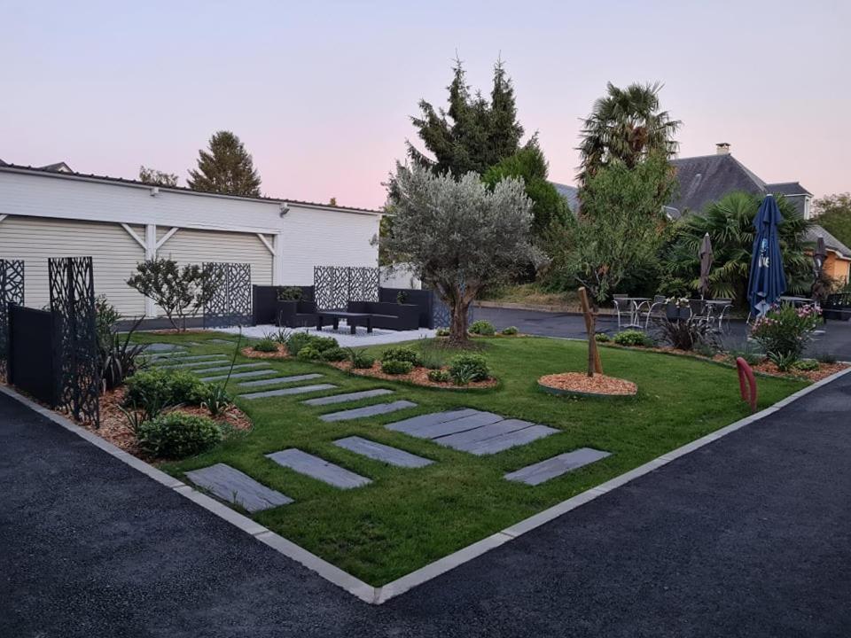 Logis Hotel L'Amandier Morlaas Exterior foto
