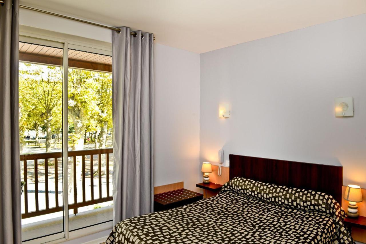 Logis Hotel L'Amandier Morlaas Exterior foto